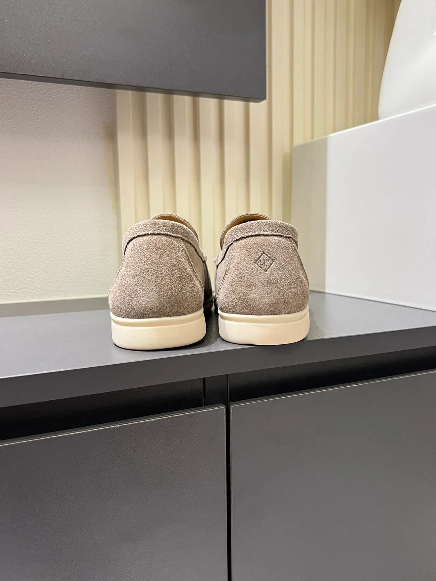 Men's shoes 💰p360 "Loro men's shoes 💰pian'*" Classic L men's shoes for couples 💰p Top version British flat loafers, a must-have item in old money style, the minimalist design is eye-catching and durable, a plus point for dressing The soft foot feel and texture are outstanding. They don’t scratch your feet and are very nice. They are matched with soft and waxy soles. They can be worn daily for a long time without getting tired. They are easy to wear, versatile and classic items, with perfect foot feel and texture! Imported cashmere fabric, the lining is made of imported A-grade water-dyed cow lining, the top version of the genuine leather midsole is sewn with pure handmade mark thread! Size: Female 35-40 (34. Customized) Male 38-44 (45.46. Customized)